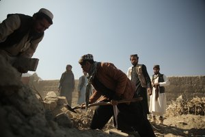 Pakistanas surengė oro atakas Afganistane: dešimtys žmonių žuvo