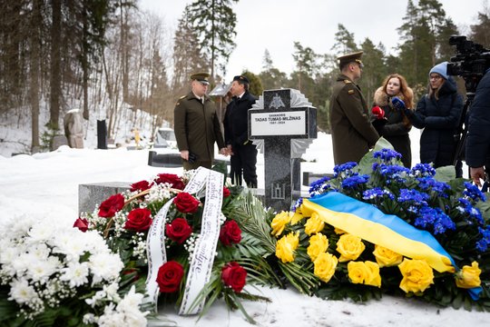 Antakalnio kapinėse pašventintas Ukrainoje žuvusiam T. Tumui skirtas paminklas