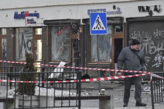 Artėjant metinėms – masinės atakos Ukrainoje: uždaryti oro uostai, Lenkijoje pakelti naikintuvai 