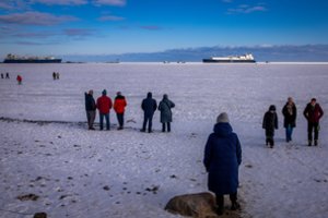 Baltijos jūroje – neeilinė gelbėjimo operacija: ant ledo lyties įstrigo du žmonės, jų ieškota 5 valandas