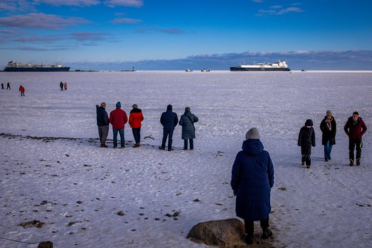 Baltijos jūroje – neeilinė gelbėjimo operacija: ant ledo lyties įstrigo du žmonės, jų ieškota 5 valandas