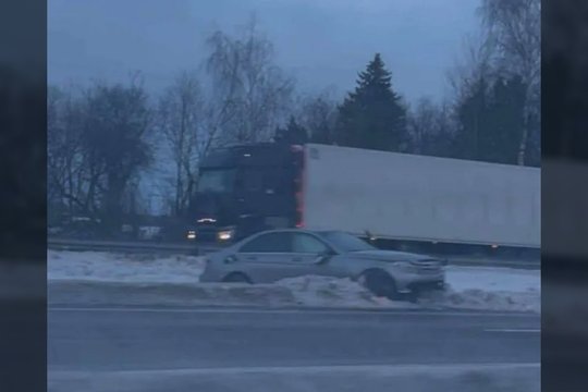 A1 magistralėje – dviejų automobilių susidūrimas, viena juosta užblokuota
