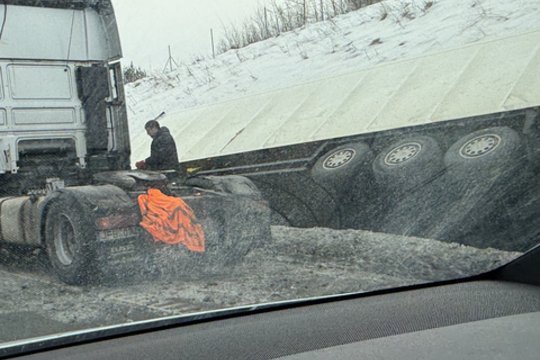 Avarija Elektrėnuose sukėlė sumaištį automagistralėje A1 – ėmė formuotis spūstys