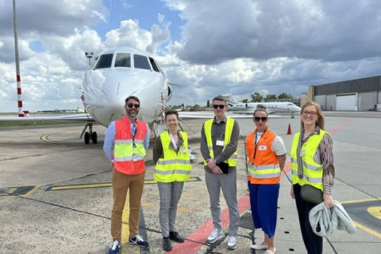 VIP kelionės, liūtų gabenimas ir žymūs keleiviai: kaip „Avia Solutions Group“ privačių skrydžių bendrovė užtikrina atitiktį griežčiausiems standartams