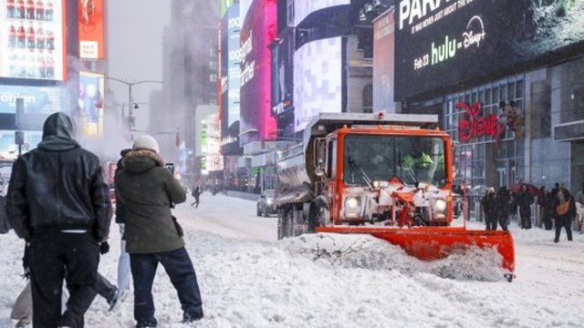 JAV siaučia didžiulė pūga: uždaromi keliai, prognozuojama iki 60 cm sniego