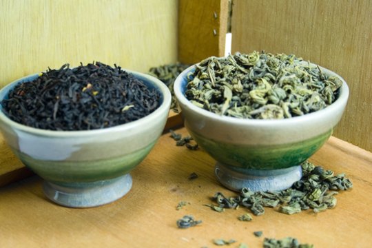 Juodoji ar žalioji arbata: dietologai paaiškino, kuris gėrimas naudingesnis sveikatai