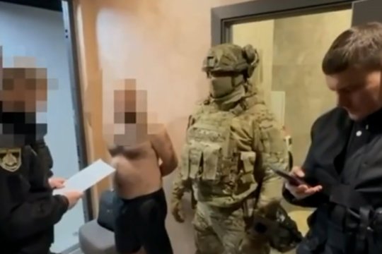 Demaskuotas sukčiavimo skambučių centras Ukrainoje: paviešino įtemptos sulaikymo operacijos akimirkas