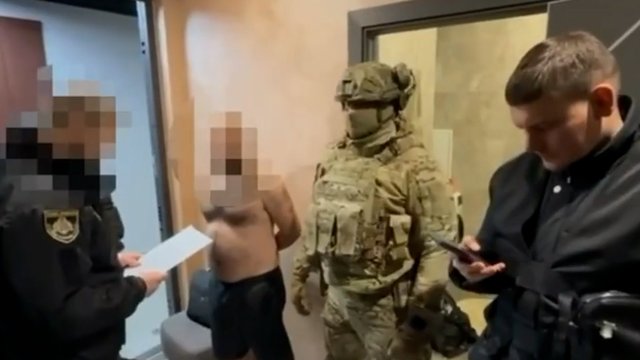 Demaskuotas sukčiavimo skambučių centras Ukrainoje: paviešino įtemptos sulaikymo operacijos akimirkas