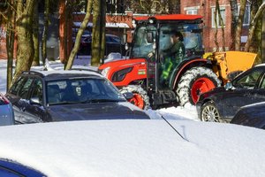 Nuvalę sniegą paliko pavojingus spąstus pėstiesiems – nelaimės išvengė tik dėl laimingo atsitiktinumo
