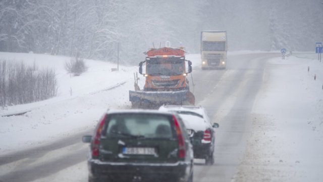 Maišysis lietus, šlapdriba ir sniegas: keliuose susidarys pavojingos sąlygos