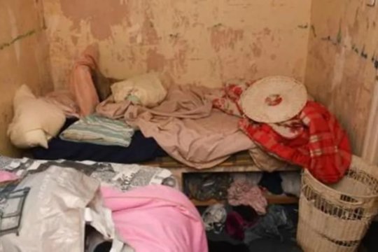 Daugiavaikė motina 25 metus vergovėje laikė kitą moterį: išmušė dantis, maitino atliekomis, į gerklę pylė indų ploviklį