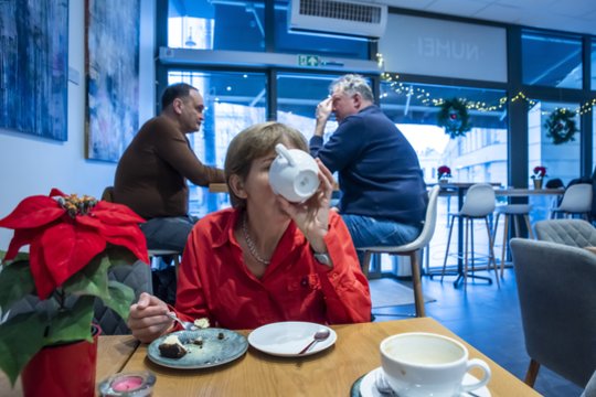 Net nepastebėsite: kokių gudrių taktikų griebiasi kavinės, kad iš jūsų išviliotų daugiau pinigų