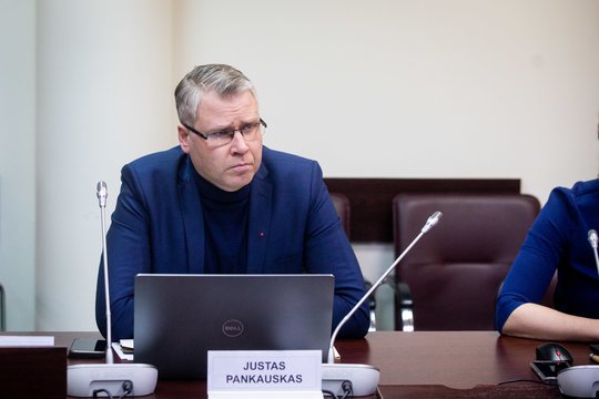 Ar įtarimų sulaukęs įtakingas „socdemas“ liks VRK nariu? Partija už bendražygį stoja mūru