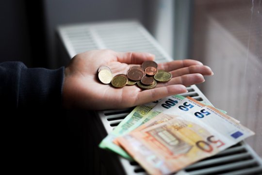 Stingdantis šaltis ir rekordinės sąskaitos paskatino atsigręžti į latvius: štai kuo šildys gyventojus