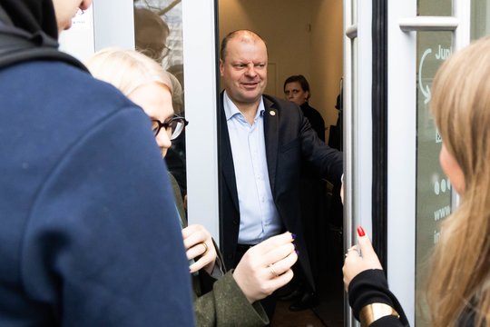 Demokratų būstinėje – nemenkas sujudimas: buvo aptartas į skandalą patekusio S. Skvernelio likimas