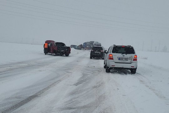 Aiškėja tragiškos avarijos Kuršėnuose aplinkybės: susidūrė trys automobiliai – žuvo vieno jų vairuotojas