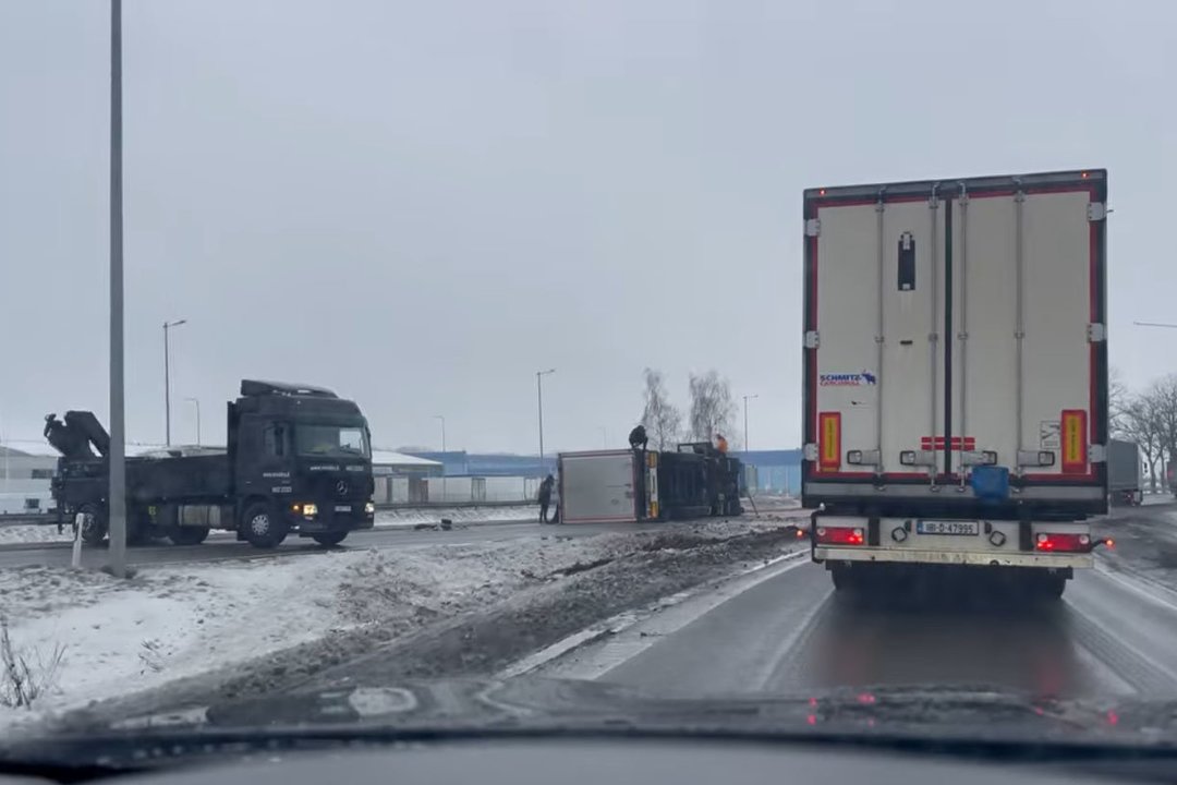 Kelyje link Marijampolės apvirto krovininis automobilis: eismas laikinai uždarytas