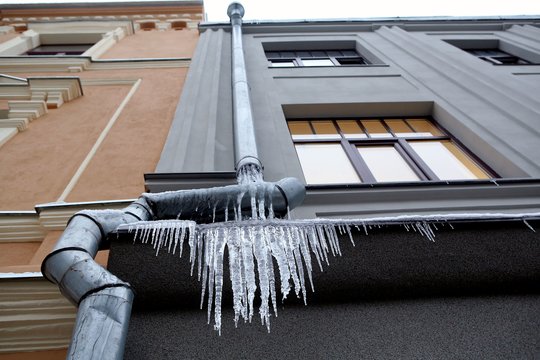 VDI įspėja: sniego valymas nuo stogų ir varveklių šalinimas – vieni pavojingiausių žiemos darbų