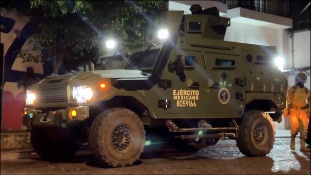 Štai kaip atrodė smurto protrūkis Meksikoje: blokuojami keliai, puldinėjami bankai ir daugiau nei 74 žuvusieji