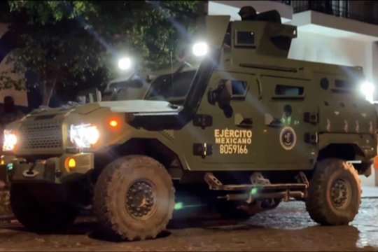 Štai kaip atrodė smurto protrūkis Meksikoje: blokuojami keliai, puldinėjami bankai ir daugiau nei 74 žuvusieji