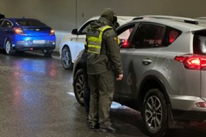 Įkliuvo pavežėja dirbusi ukrainietė – keleivius vežiojo turėdama suklastotą vairuotojo pažymėjimą