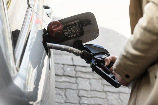 Akmenės rajone į degalinę automobiliu su apsnigtais numeriai atvažiavęs vyras pavogė benzino