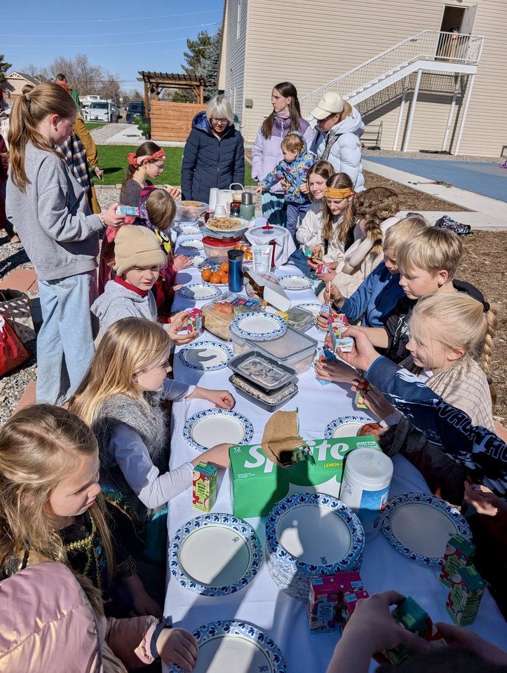 Tęsdama gražia tradicija tapusias Užgavėnes, Kolorado lituanistinė mokykla šią šventę surengė visai Kolorado lietuvių bendruomenei.<br> E. Buzėnienės, R. Grincevičienės ir V. Balnytės nuotr.