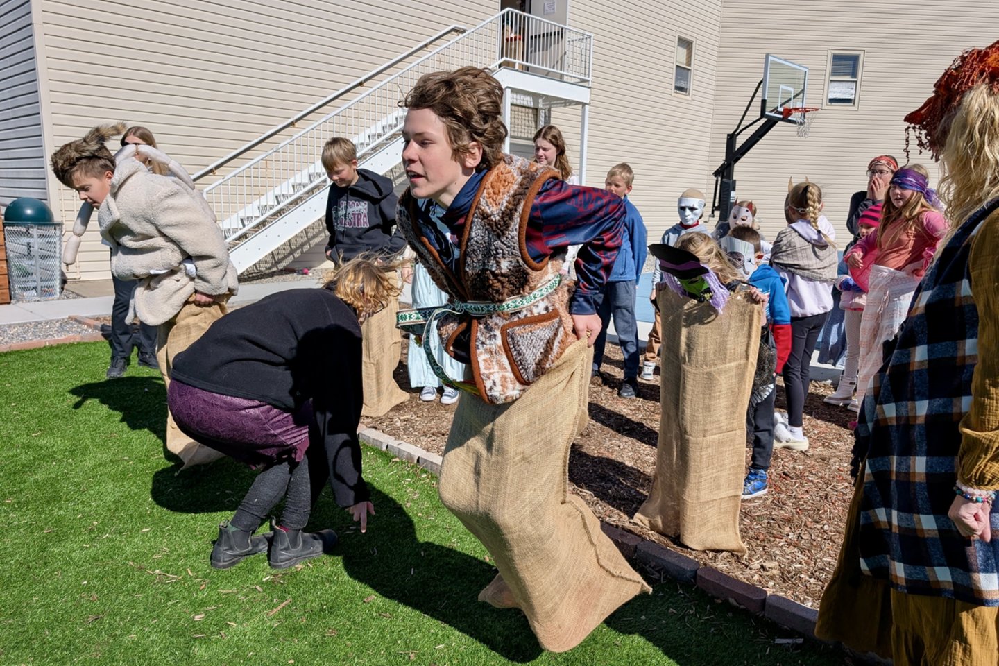 Tęsdama gražia tradicija tapusias Užgavėnes, Kolorado lituanistinė mokykla šią šventę surengė visai Kolorado lietuvių bendruomenei.<br> E. Buzėnienės, R. Grincevičienės ir V. Balnytės nuotr.