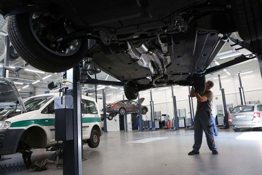 Automobilių pasaulis išgyvena tektoninius lūžius: vieni dūsta nuo skolų, kitus smaugia inovacijų trūkumas