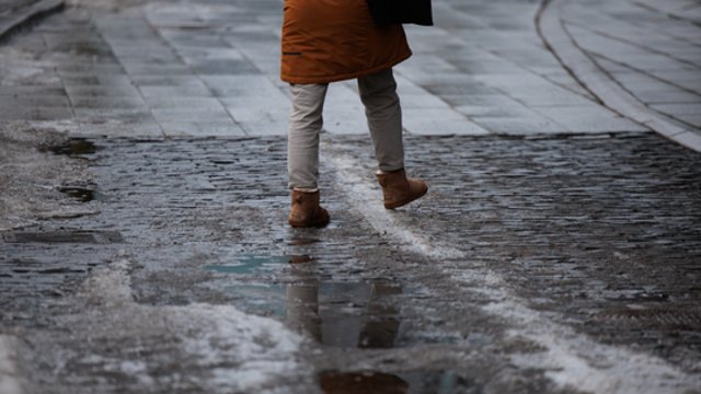 Savaitės vidurys nusimato šaltas: kelius ir šaligatvius kaustys plikledis