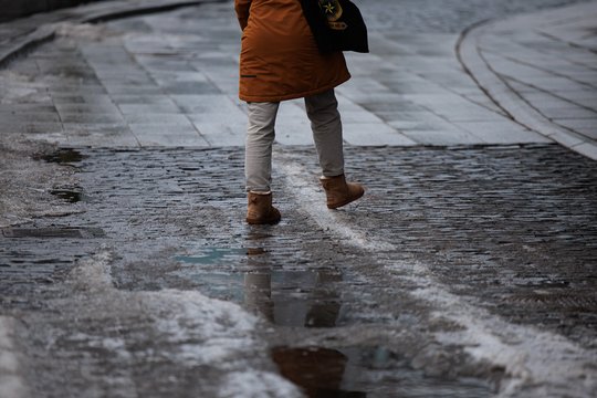 Savaitės vidurys nusimato šaltas: kelius ir šaligatvius kaustys plikledis