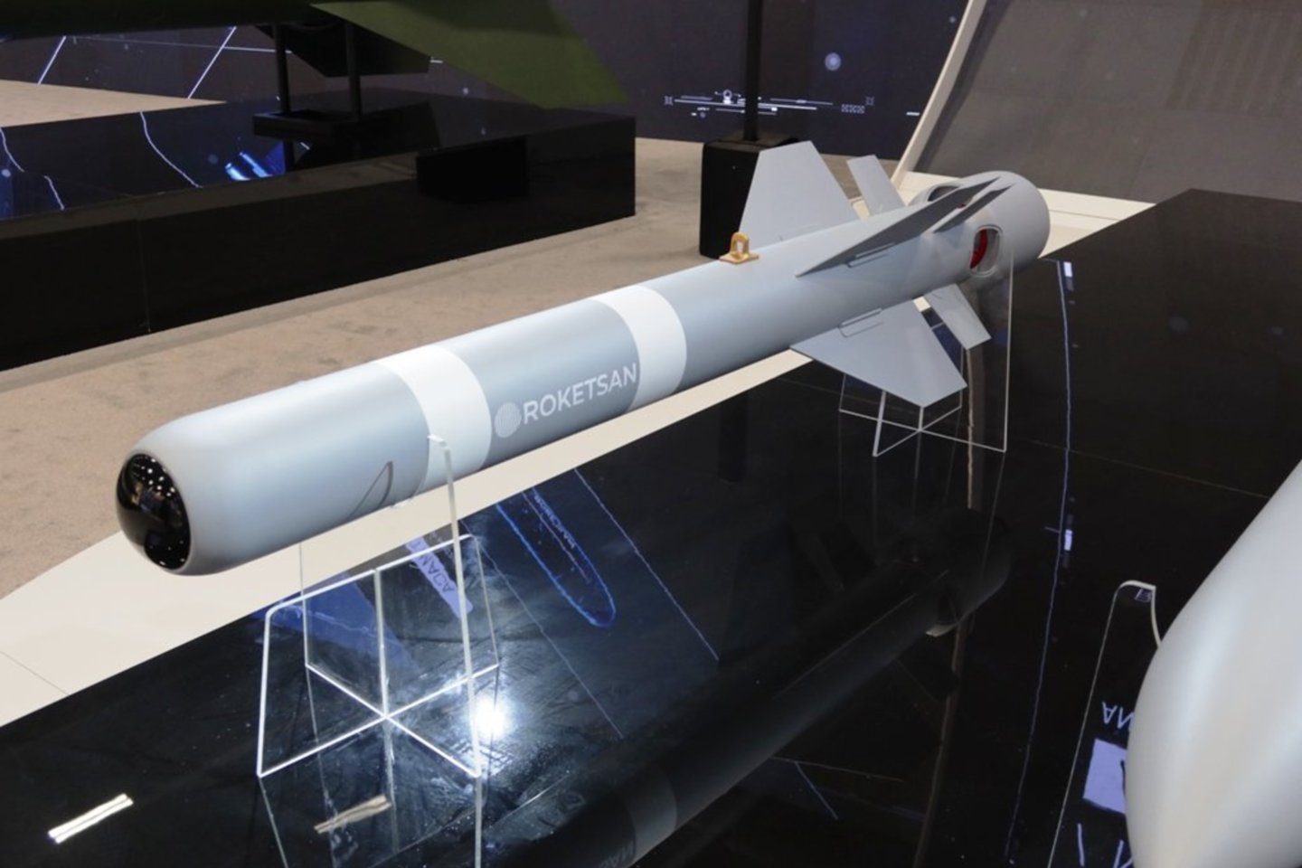 „Roketsan“ sukurta valdomoa raketa „Eren“.