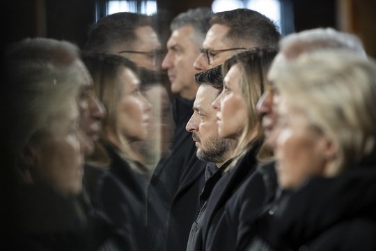 NATO vadovo pažadas per kliūtis eiti kartu V. Zelenskio neįtikino: ragina nustatyti aiškius stojimo į ES žingsnius