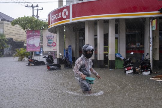 Turistų „rojuje“ įsisiautėjo galinga stichija: dalį keliautojų teko evakuoti