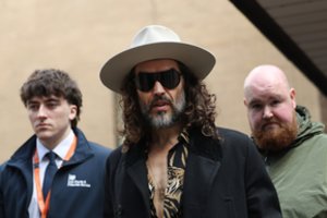 Russellas Brandas nepripažįsta naujų kaltinimų: kratosi ir išprievartavimo bylos