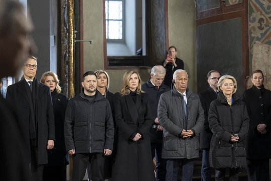 Minėdami ketvirtąsias karo metines, ES lyderiai Kyjive aplankė V. Zelenskį