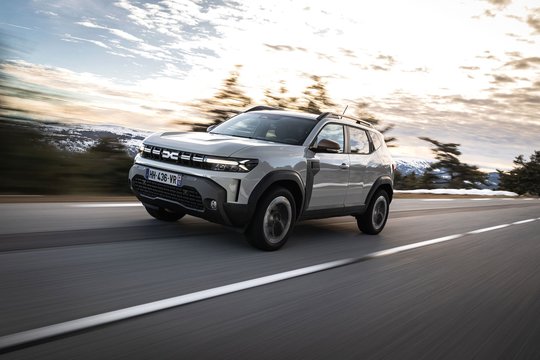 2026 m. „Dacia Duster Hybrid 4x4“ testas: ko vertas vienas pigiausių SUV – nauja hibridinė pavara, dujos ir „automatas“