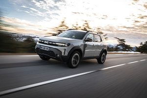 2026 m. „Dacia Duster Hybrid 4x4“ testas: ko vertas vienas pigiausių SUV – nauja hibridinė pavara, dujos ir „automatas“