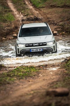 2026 m. „Dacia Duster Hybrid 4x4“ testas: ko vertas vienas pigiausių SUV – nauja hibridinė pavara, dujos ir „automatas“