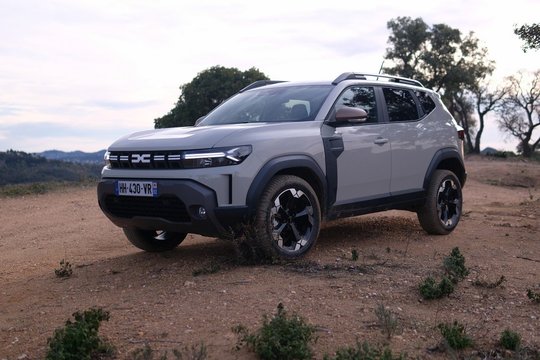 2026 m. „Dacia Duster Hybrid 4x4“ testas: ko vertas vienas pigiausių SUV – nauja hibridinė pavara, dujos ir „automatas“