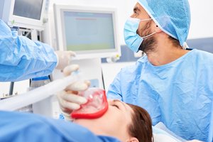 Gydytoja sklaido baimes apie anesteziją: kas vyksta, kol pacientas miega