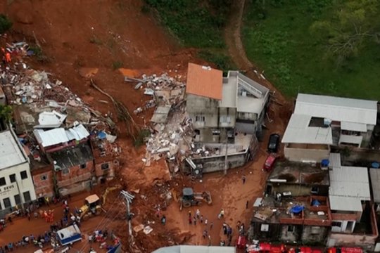 Plinta vaizdai iš liūčių siaubiamos Brazilijos: sugriuvo pastatai, žuvo mažiausiai 20 žmonių