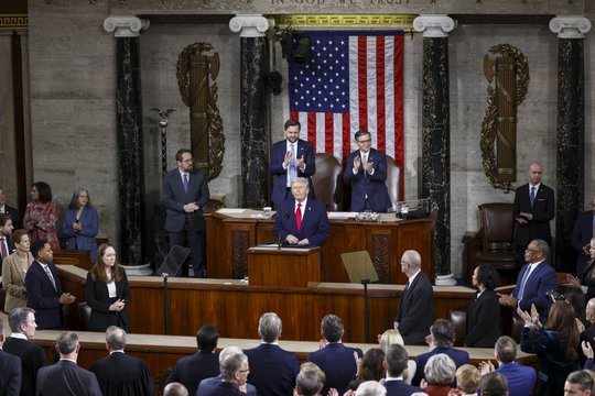 Metiniame pranešime D. Trumpas nevengė pasigirti: sulaukė ir ovacijų, ir protestų