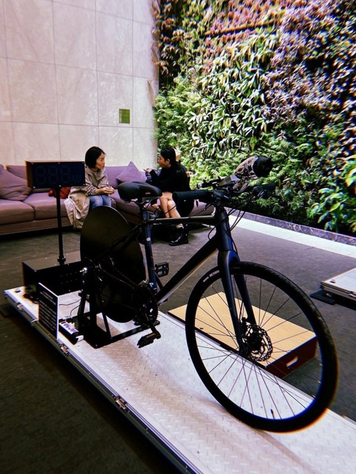 Elektrą gaminantis dviratis.