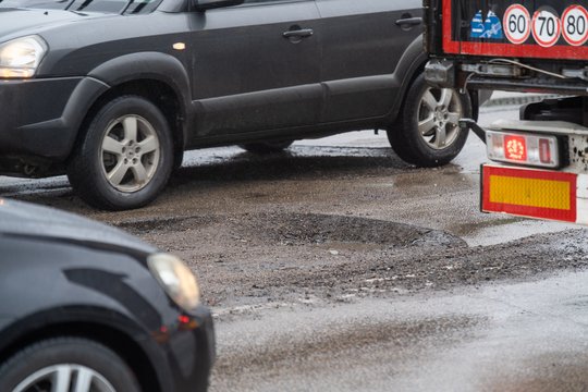 Keliuose jau pastebimos žiemos pasekmės: iš vairuotojų – rimti nusiskundimai