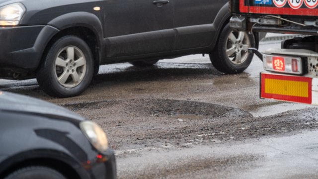 Keliuose jau pastebimos žiemos pasekmės: iš vairuotojų – rimti nusiskundimai