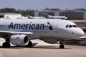 Iš Kolumbijos grįžusiame „American Airlines“ lėktuve – kulkos skylė