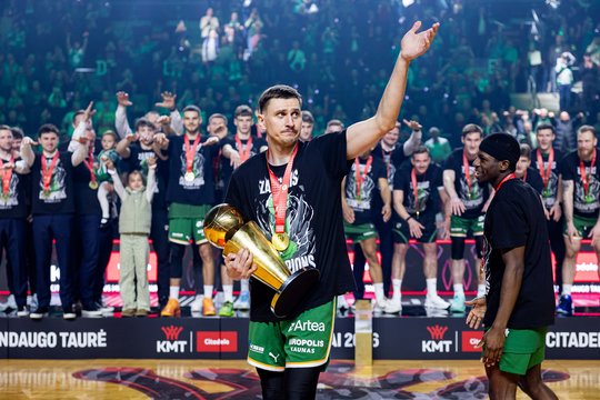 Prieš sausakimšas rungtynes su „Olympiakos – trijų taurių ekspozicija „Žalgirio“ arenoje 