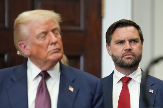 J. D. Vance'a perspėjo Iraną rimtai vertinti JAV grasinimus