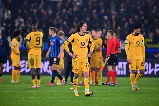 Krauju aplietame mače „Atalanta“ sugebėjo paskutinę akimirką neiškristi iš Čempionų lygos